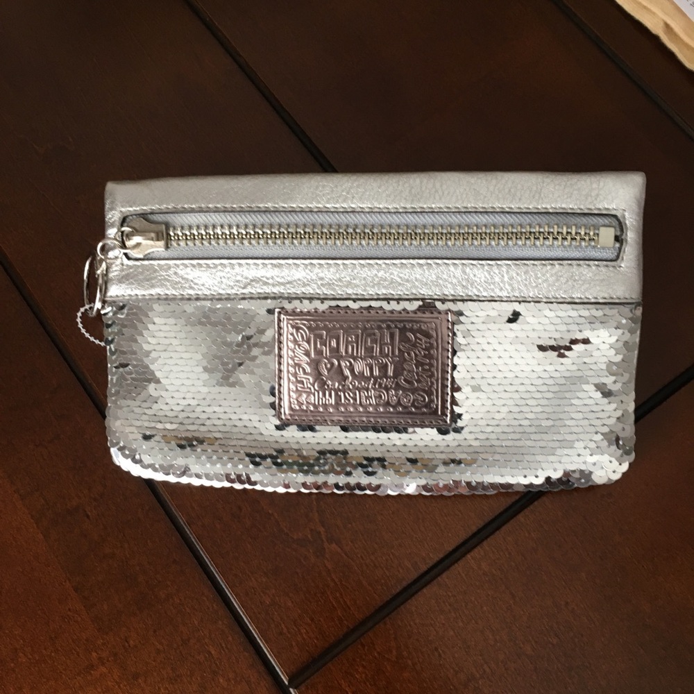 Coach Poppy silver sequined clutch/wristlet - Picture 3 of 6